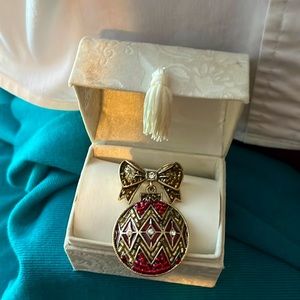 🌻3 for$15🌻 Vintage holiday pin, red and gold.